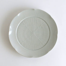 Load image into Gallery viewer, 白磁鎬輪花7寸皿 / 阿南維也