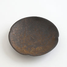 画像をギャラリービューアに読み込む, 4寸輪花皿 黒釉 / 小林耶摩人