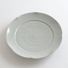 Load image into Gallery viewer, 白磁鎬輪花7寸皿 / 阿南維也