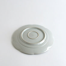 Load image into Gallery viewer, 白磁鎬輪花7寸皿 / 阿南維也