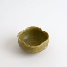 Load image into Gallery viewer, 輪花小鉢 灰釉 / 小林耶摩人