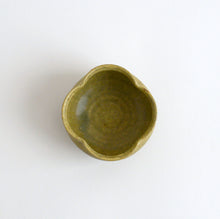 Load image into Gallery viewer, 輪花小鉢 灰釉 / 小林耶摩人