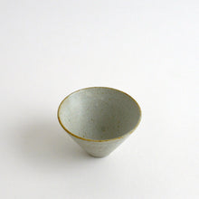 画像をギャラリービューアに読み込む, 三角カップ 粉引 / 小林耶摩人