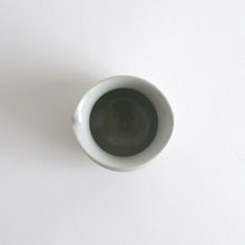 Load image into Gallery viewer, 白磁掛け分け片口 / 阿南維也