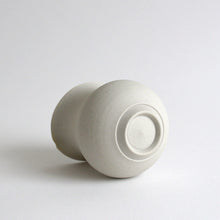 Load image into Gallery viewer, 白磁掛け分け片口 / 阿南維也