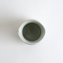 Load image into Gallery viewer, 白磁鎬片口 / 阿南維也