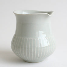 Load image into Gallery viewer, 白磁鎬片口 / 阿南維也