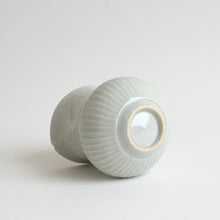 Load image into Gallery viewer, 白磁鎬片口 / 阿南維也