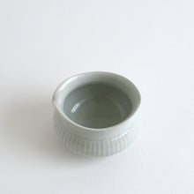 Load image into Gallery viewer, 白磁鎬片口 / 阿南維也