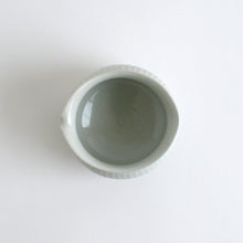 Load image into Gallery viewer, 白磁鎬片口 / 阿南維也