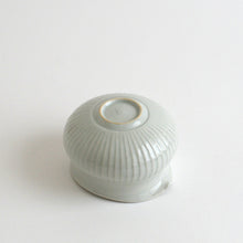 Load image into Gallery viewer, 白磁鎬片口 / 阿南維也