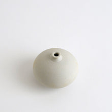 画像をギャラリービューアに読み込む, 白磁焼き締め一輪挿し(丸) / 阿南維也