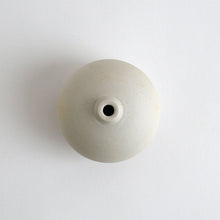 画像をギャラリービューアに読み込む, 白磁焼き締め一輪挿し(丸) / 阿南維也