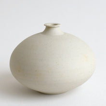 画像をギャラリービューアに読み込む, 白磁焼き締め一輪挿し(丸) / 阿南維也