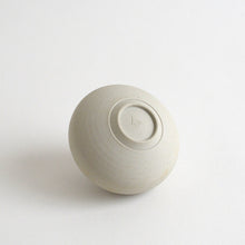画像をギャラリービューアに読み込む, 白磁焼き締め一輪挿し(丸) / 阿南維也