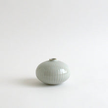 Load image into Gallery viewer, 白磁鎬一輪挿し(丸) / 阿南維也