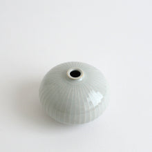 Load image into Gallery viewer, 白磁鎬一輪挿し(丸) / 阿南維也