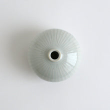 Load image into Gallery viewer, 白磁鎬一輪挿し(丸) / 阿南維也