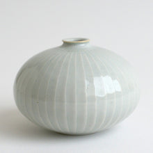 Load image into Gallery viewer, 白磁鎬一輪挿し(丸) / 阿南維也