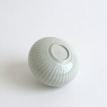 Load image into Gallery viewer, 白磁鎬一輪挿し(丸) / 阿南維也