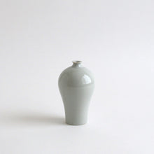 Load image into Gallery viewer, 白磁一輪挿し(高・各) / 阿南維也