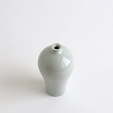 Load image into Gallery viewer, 白磁一輪挿し(高・各) / 阿南維也