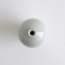 Load image into Gallery viewer, 白磁一輪挿し(高・各) / 阿南維也