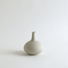 画像をギャラリービューアに読み込む, 白磁焼き締め一輪挿し(鶴首) / 阿南維也