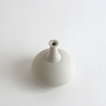 画像をギャラリービューアに読み込む, 白磁焼き締め一輪挿し(鶴首) / 阿南維也
