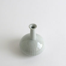 Load image into Gallery viewer, 白磁鎬一輪挿し(鶴首) / 阿南維也