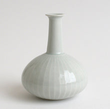 Load image into Gallery viewer, 白磁鎬一輪挿し(鶴首) / 阿南維也