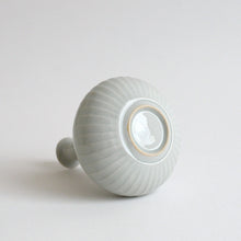 Load image into Gallery viewer, 白磁鎬一輪挿し(鶴首) / 阿南維也