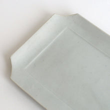 Load image into Gallery viewer, 白磁隅切長方皿 / 阿南維也