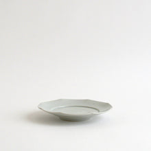 画像をギャラリービューアに読み込む, 白磁輪花5寸皿 / 阿南維也