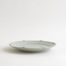 Load image into Gallery viewer, 白磁輪花7寸皿 / 阿南維也
