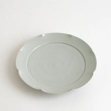 Load image into Gallery viewer, 白磁輪花7寸皿 / 阿南維也