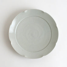Load image into Gallery viewer, 白磁輪花7寸皿 / 阿南維也