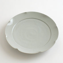Load image into Gallery viewer, 白磁輪花7寸皿 / 阿南維也
