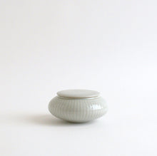 Load image into Gallery viewer, 白磁鎬蓋物(各) / 阿南維也