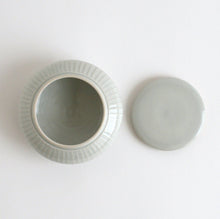 Load image into Gallery viewer, 白磁鎬蓋物(各) / 阿南維也