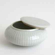 Load image into Gallery viewer, 白磁鎬蓋物(各) / 阿南維也