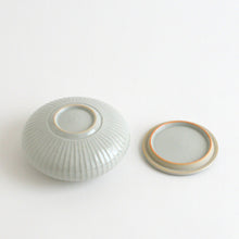 Load image into Gallery viewer, 白磁鎬蓋物(各) / 阿南維也