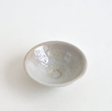 Load image into Gallery viewer, 白瓷印花盃 / 豊増一雄