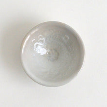 Load image into Gallery viewer, 白瓷印花盃 / 豊増一雄