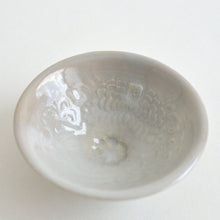 Load image into Gallery viewer, 白瓷印花盃 / 豊増一雄