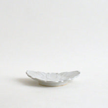 画像をギャラリービューアに読み込む, 白瓷菓子皿(蝶) / 豊増一雄