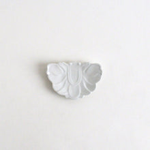 画像をギャラリービューアに読み込む, 白瓷菓子皿(蝶) / 豊増一雄