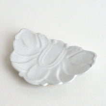 画像をギャラリービューアに読み込む, 白瓷菓子皿(蝶) / 豊増一雄