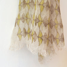 画像をギャラリービューアに読み込む, 麻のストール(ougi; ブラウン×イエロー)/ 神山結子