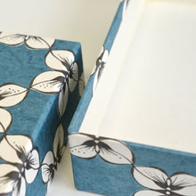 Load image into Gallery viewer, 和紙箱(大; フェイジョア; ブルー)/ 神山結子